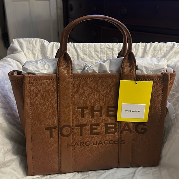 Marc Jacobs The Tote Leather New with Tags and Dust Bag - Picture 3 of 10
